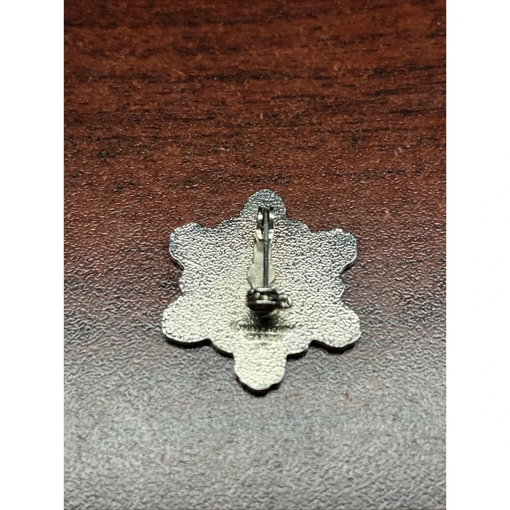Hallmark‎ Snowflake Winter Holidays Snow Pretty Lapel Hat Pin
